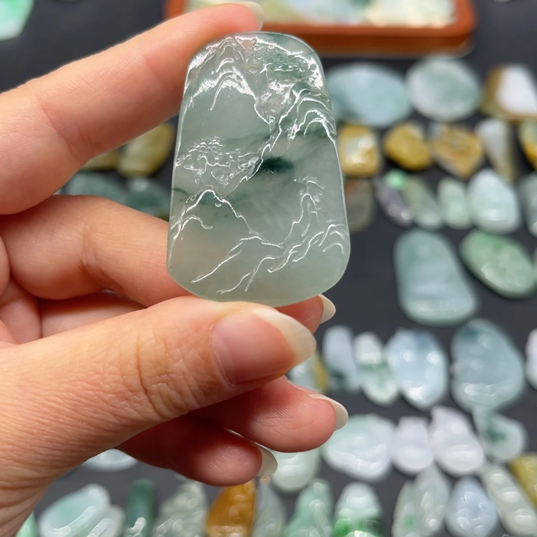 翡翠未镶嵌颈饰山水