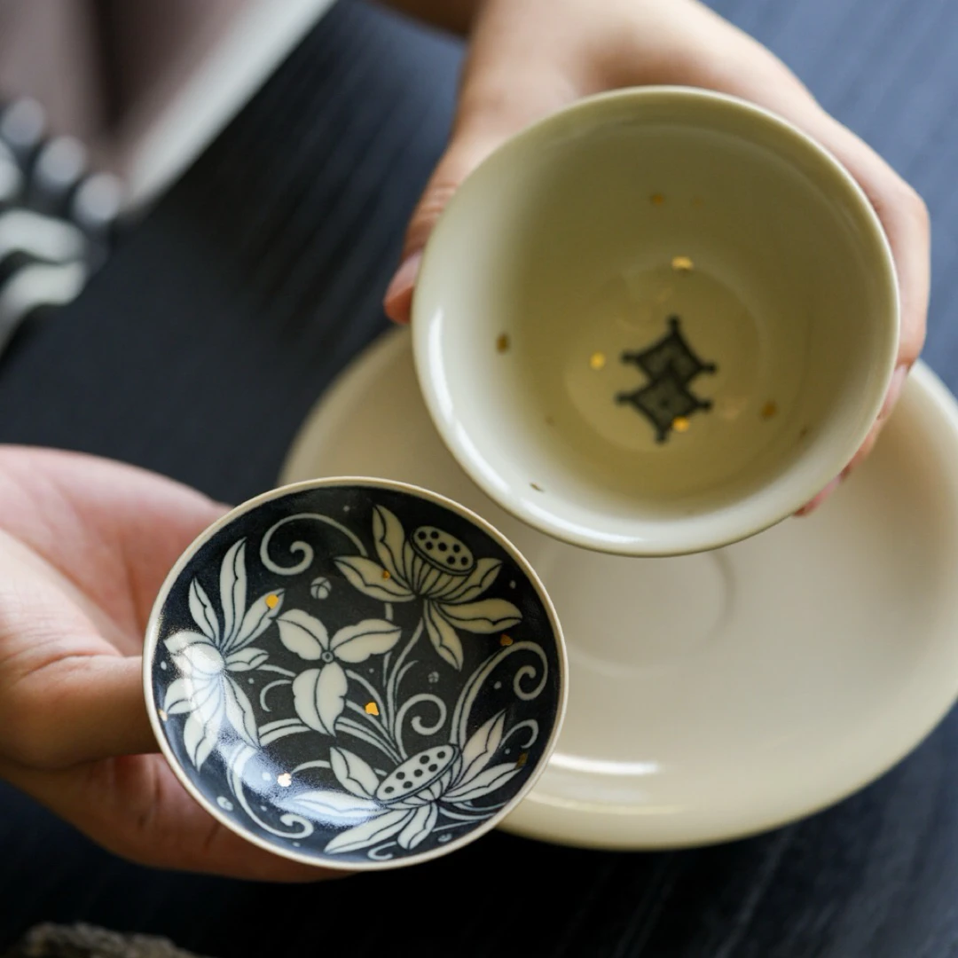 《芳芳吖》云泊碧城内绘荷花纹洒金夕岚盖碗