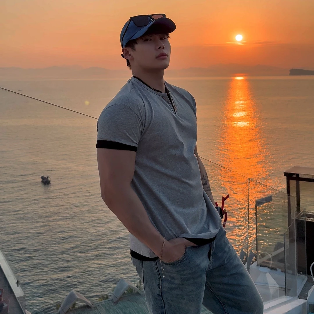 BEESTRONG春夏百搭显型32织重磅索罗娜230克假俩件V领T恤Sorona ®