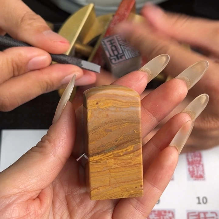 贾***东巴林石印石现场纯手工制作工艺精美