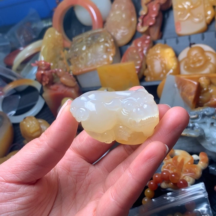 石英质玉（黄龙玉）未镶嵌颈饰