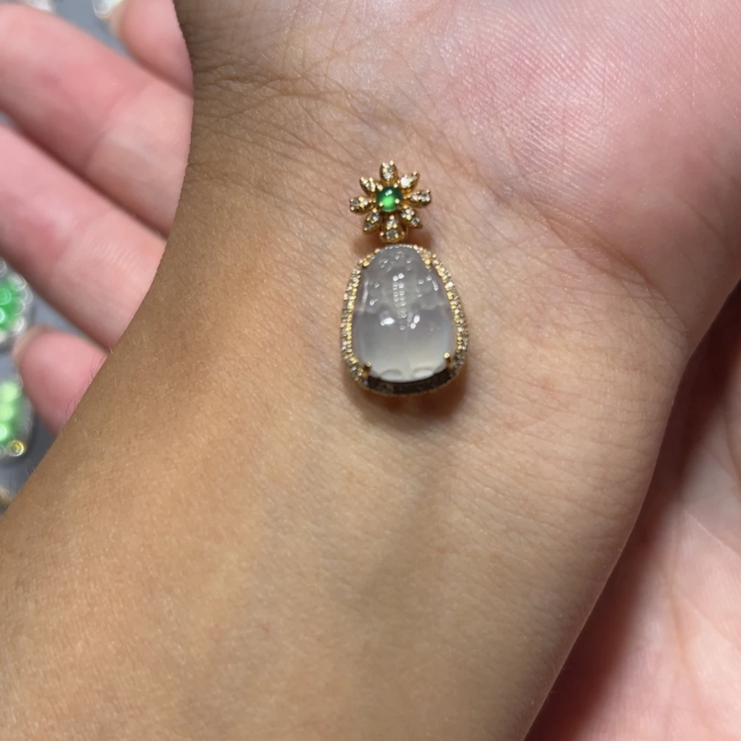 翡翠18K金镶嵌颈饰