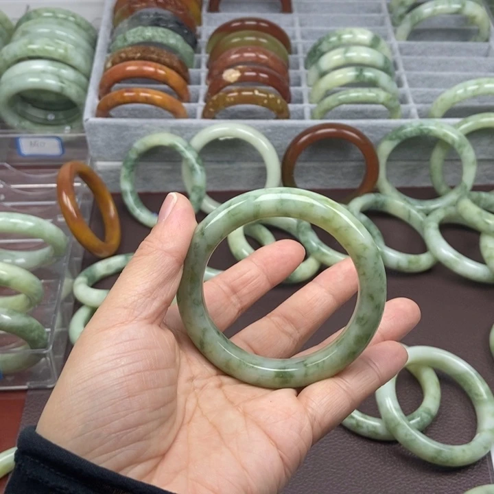 蛇纹石玉手镯未镶嵌甜**?