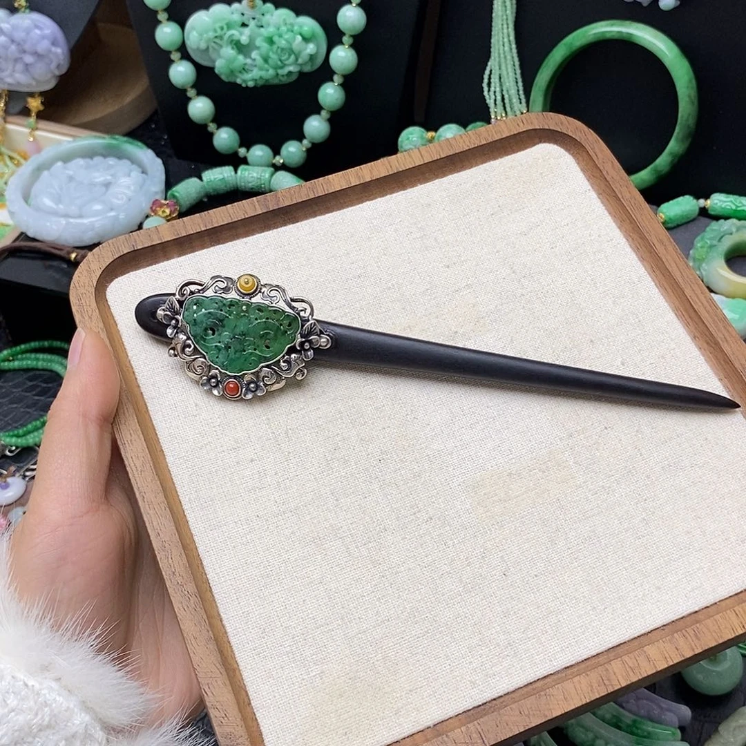 翡翠未镶嵌颈饰如意