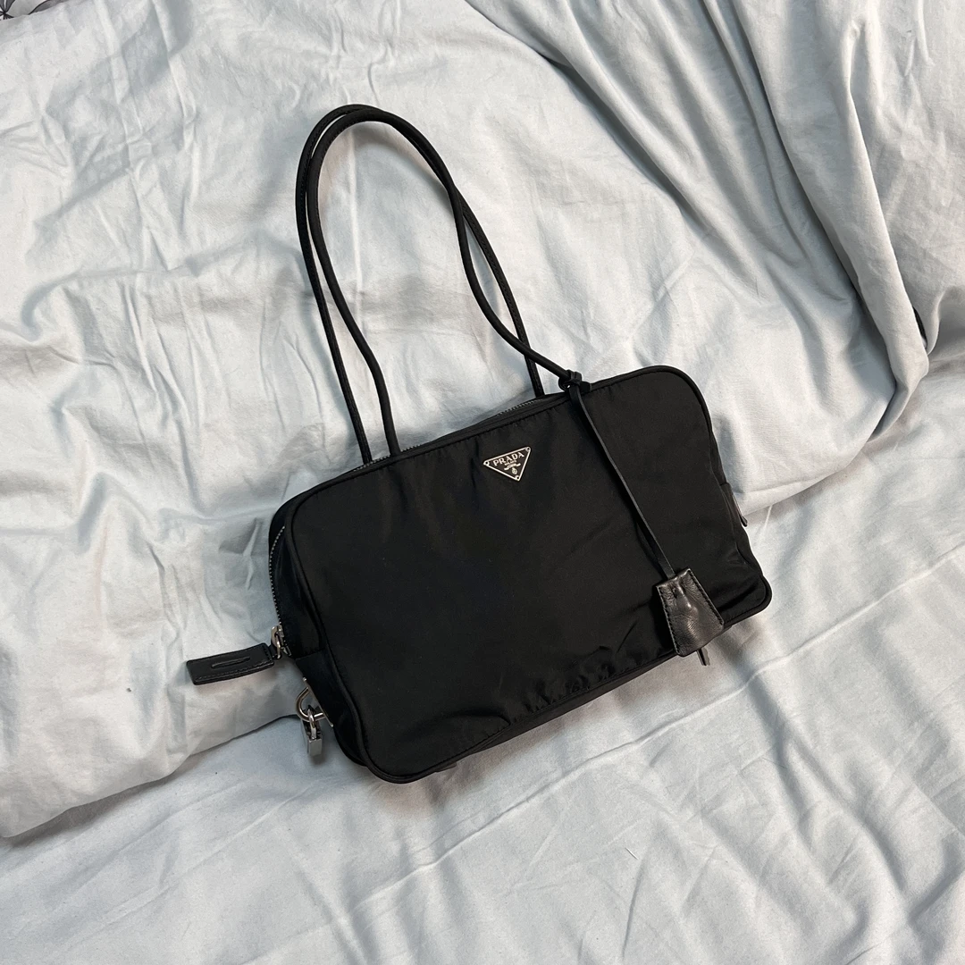 95新 Prada/普拉达 黑色尼龙布面盒子plume锁头三角标单肩腋下包