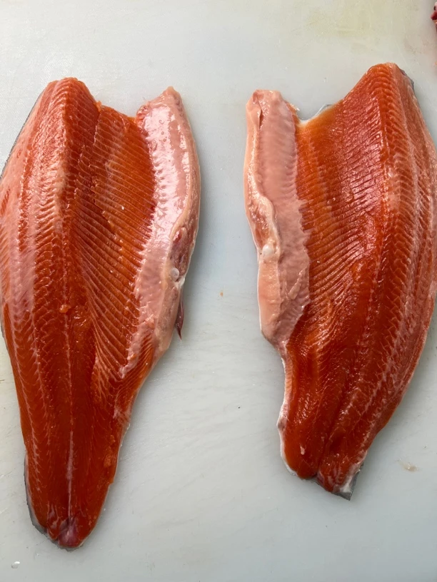 新疆三文鱼鱼柳，两片肉3斤，单片1.5斤，去骨去刺，冰鲜发货