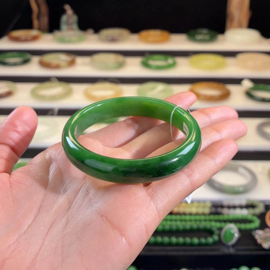 阳***光和田玉未镶嵌手镯俄碧52