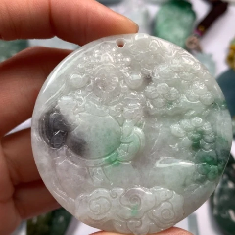 翡翠颈饰未镶嵌好**？