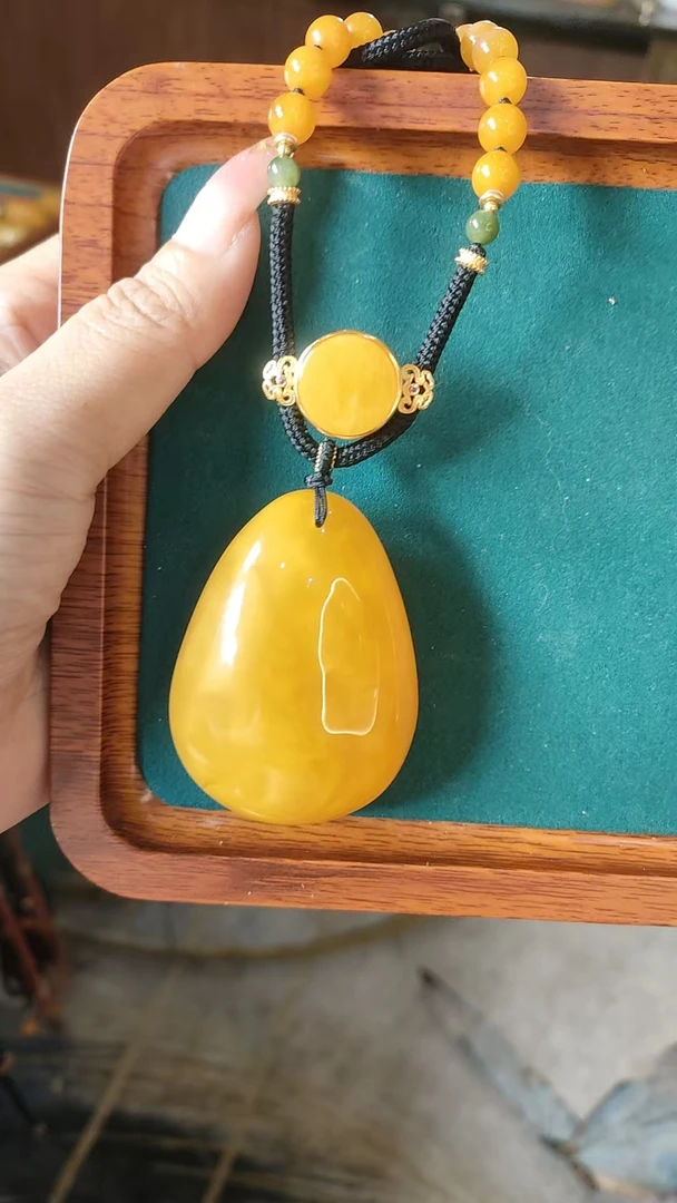 时尚气质大气蜜蜡吊坠