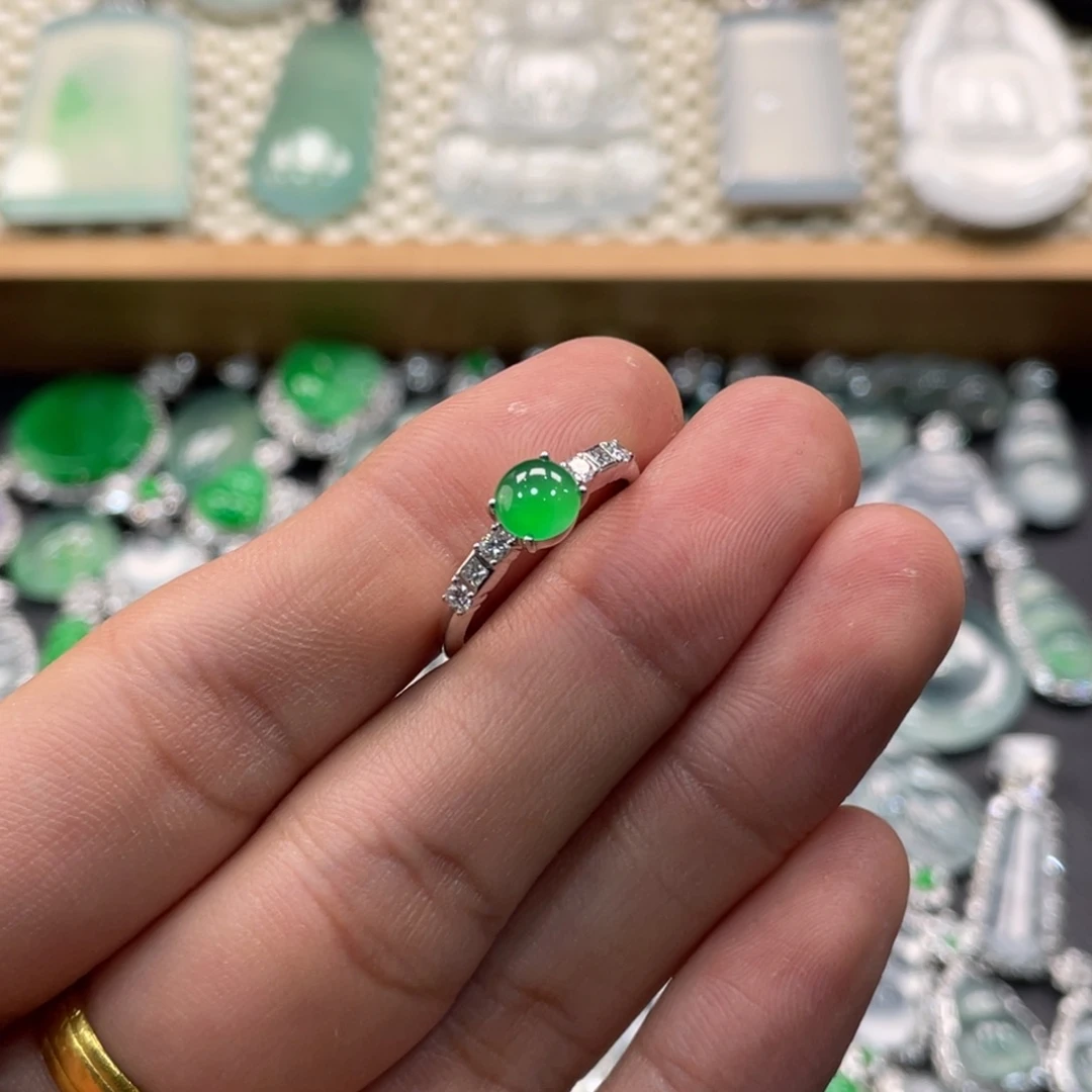 翡翠18K金镶嵌颈饰蛋面戒指