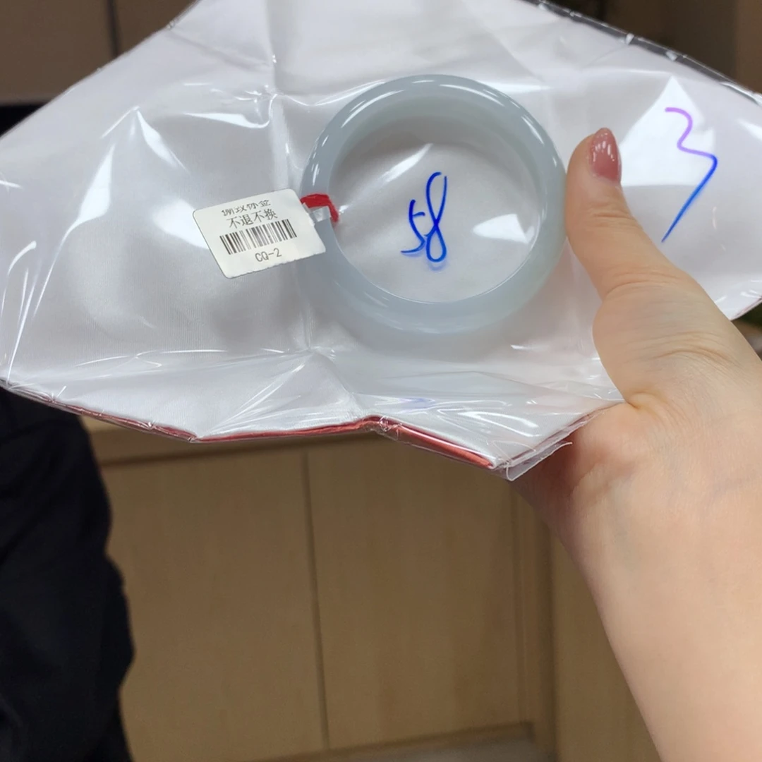 翡翠手镯未镶嵌不退不换