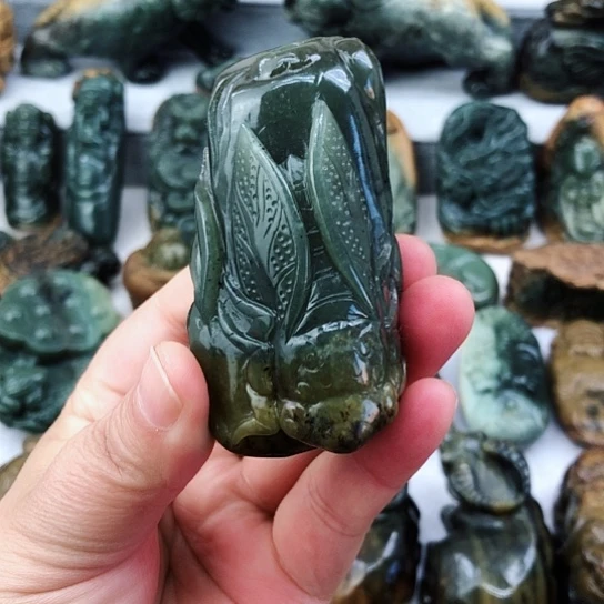 未镶嵌岫岩河磨玉（透闪石质玉）把件
