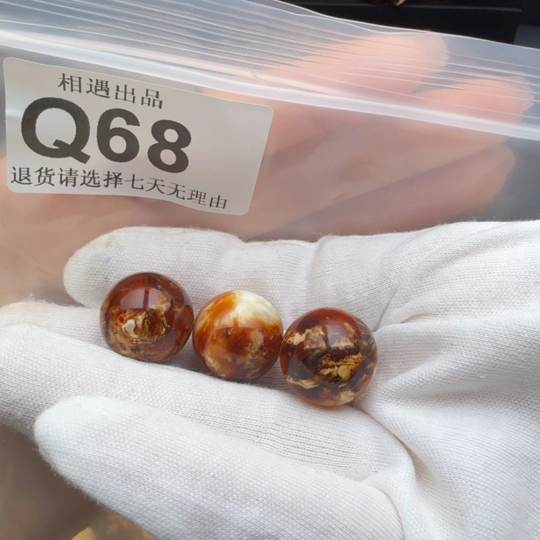 黎***卓蜜蜡未镶嵌裸石蜜蜡
