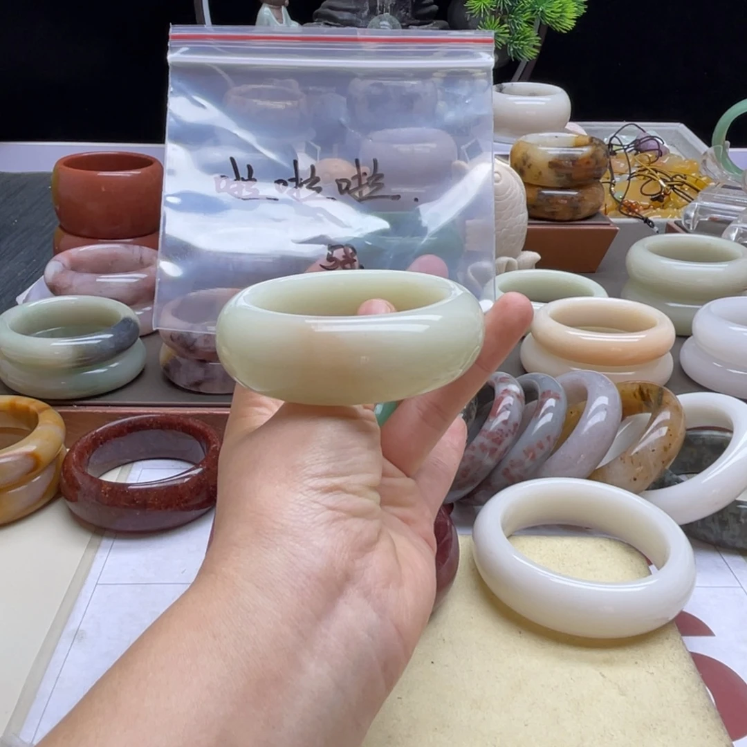 啦***。石英质玉（佘太翠）未镶嵌手镯