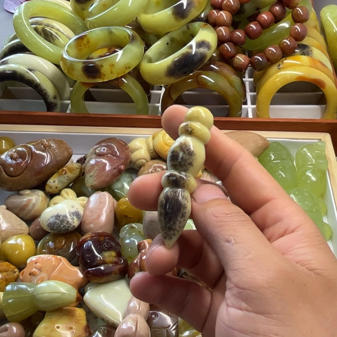 蛇纹石玉未镶嵌颈饰