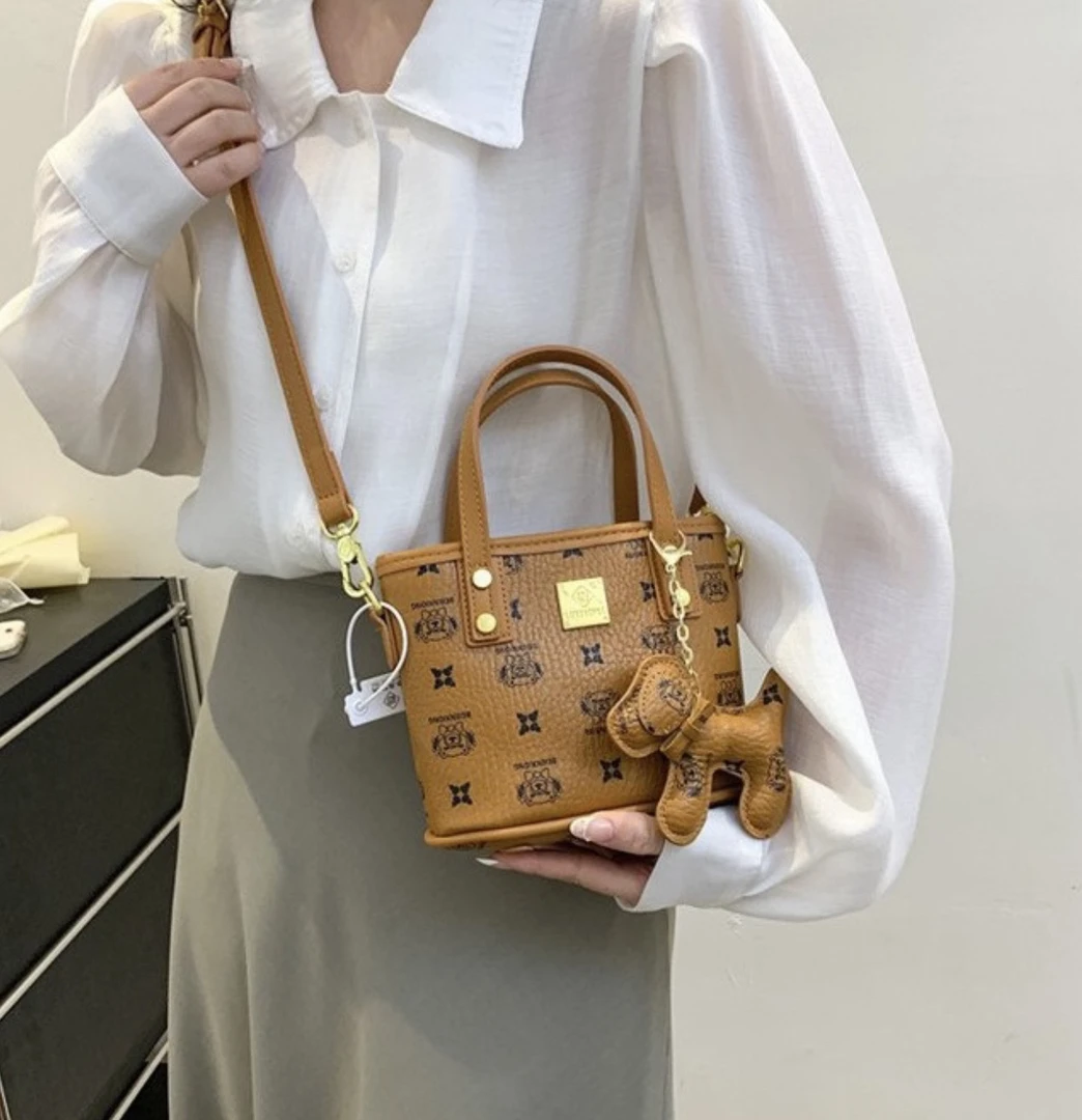 M新款单肩斜挎女包印花可爱手提水桶包