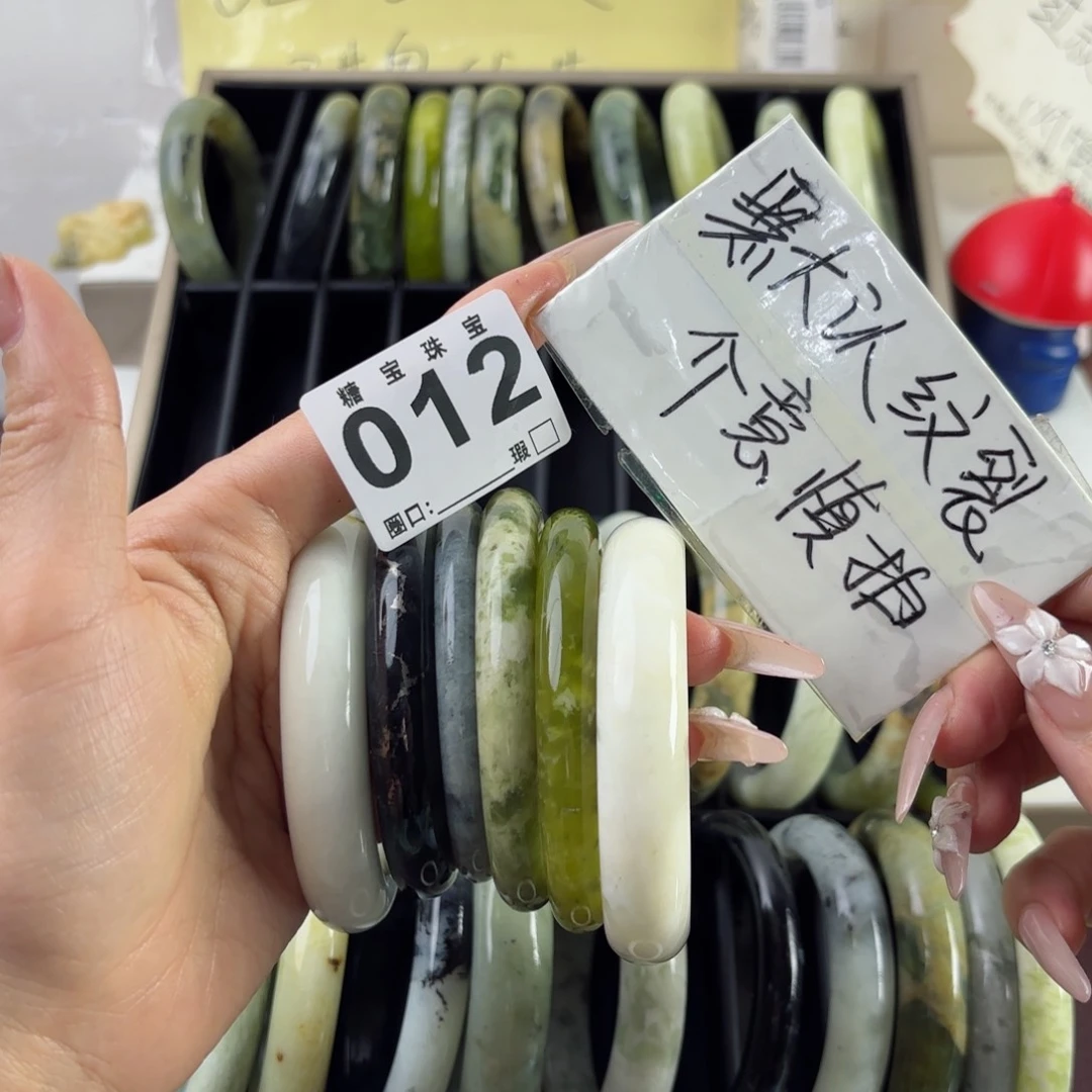 蛇纹石玉未镶嵌手镯泊*