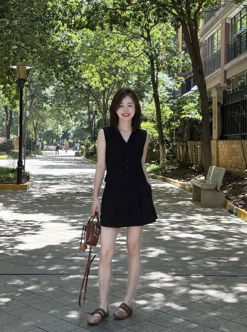 2025夏季新款高级感辣妹穿搭黑色无袖马甲上衣高腰半身裙两件套女