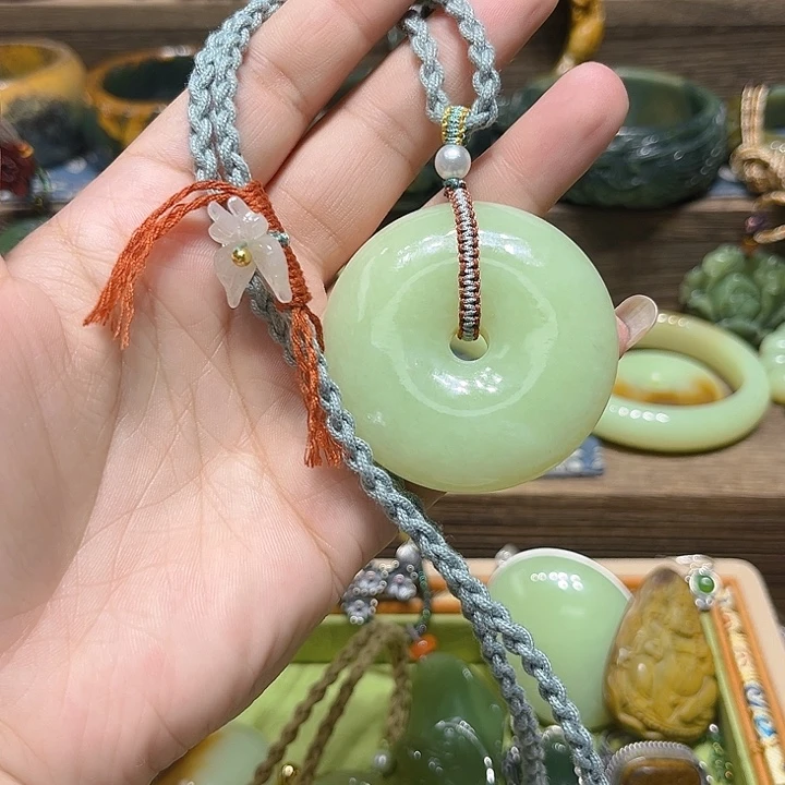 轻***月岫岩河磨玉（透闪石质玉）未镶嵌颈饰