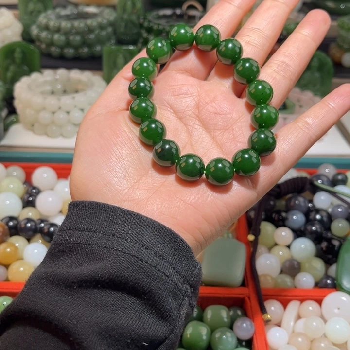 看***哥和田玉未镶嵌颈饰卡13点状红皮菠菜绿手串