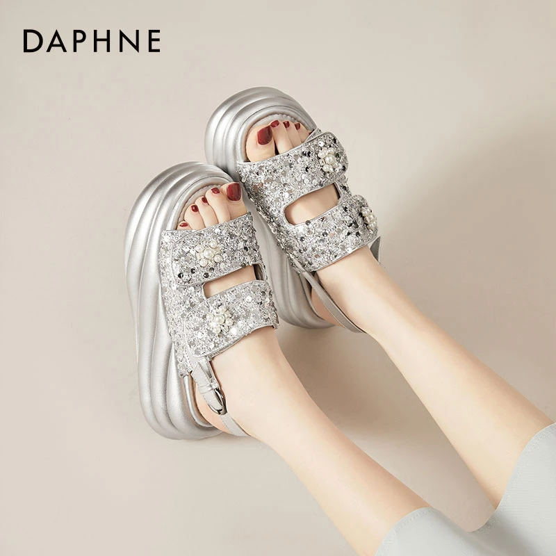 达芙妮厚底凉鞋女鞋2025新款夏季踩屎感休闲松糕鞋外穿增高沙滩鞋