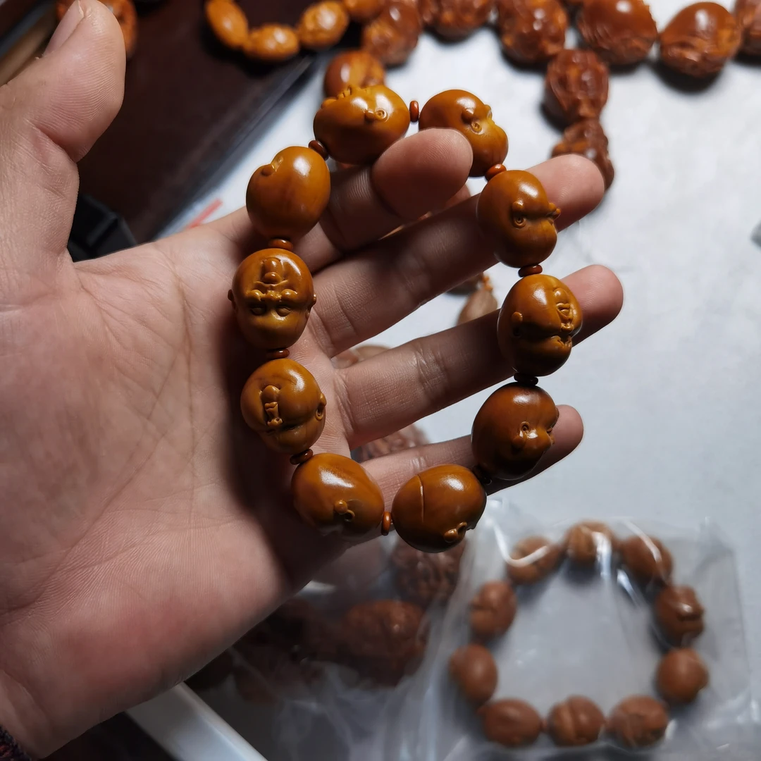 橄榄核雕刻人生百态油核