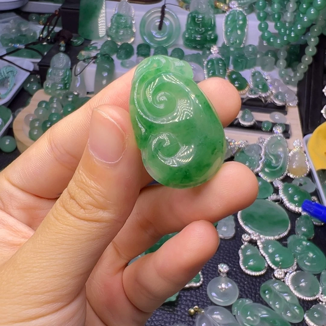 石英质玉（非洲翠）未镶嵌颈饰