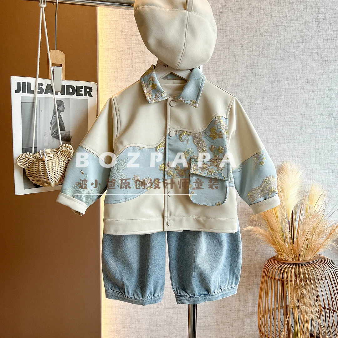 啵小爸【云鹤织金】2025秋季男童韩版米白色拼蓝色织金刺绣皮衣