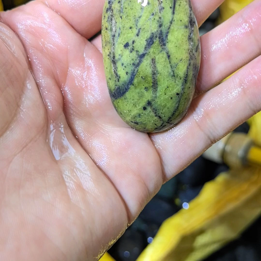 Y***n有机玻璃藏玉药王石原石一个