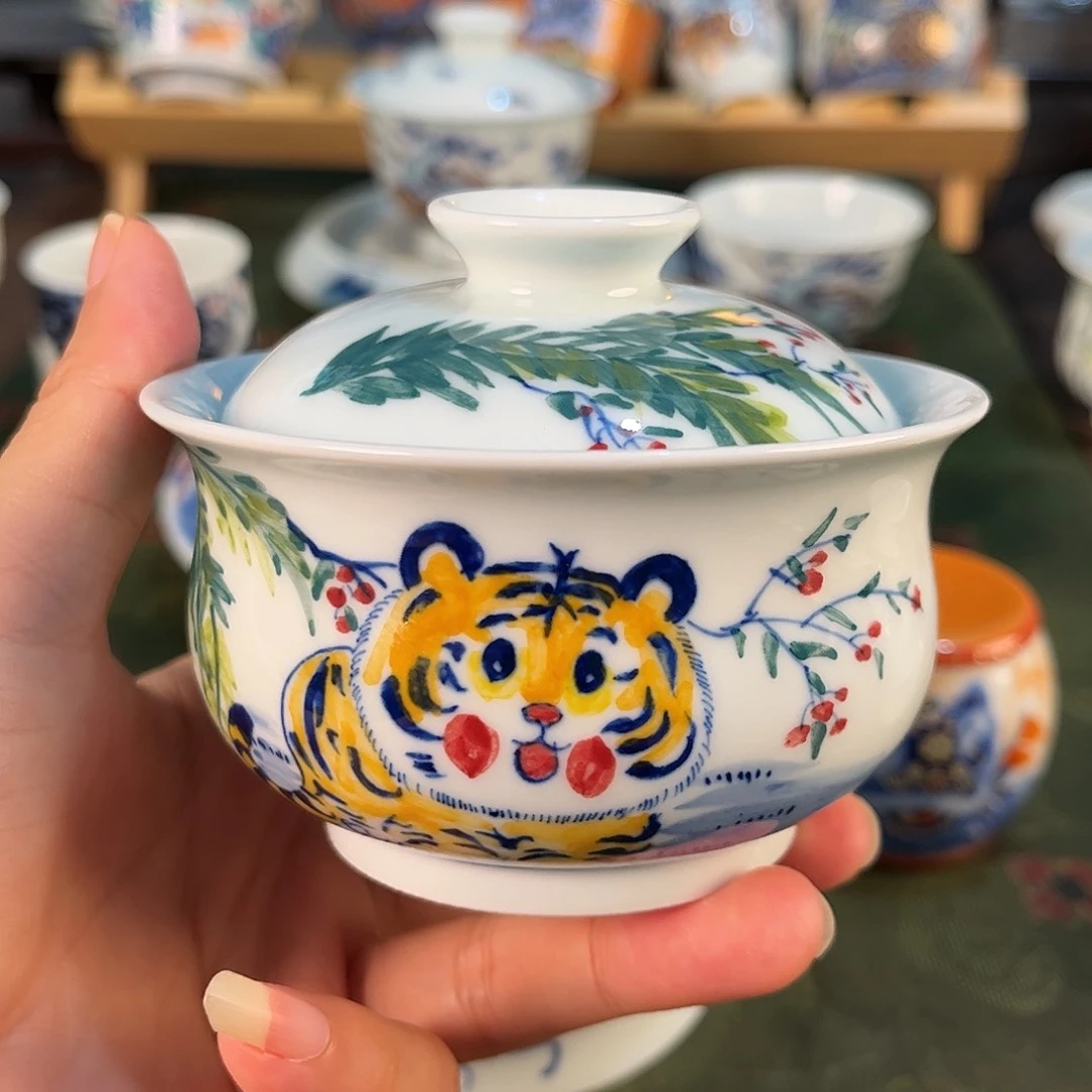 手绘青花釉下五彩老虎布袋盖碗