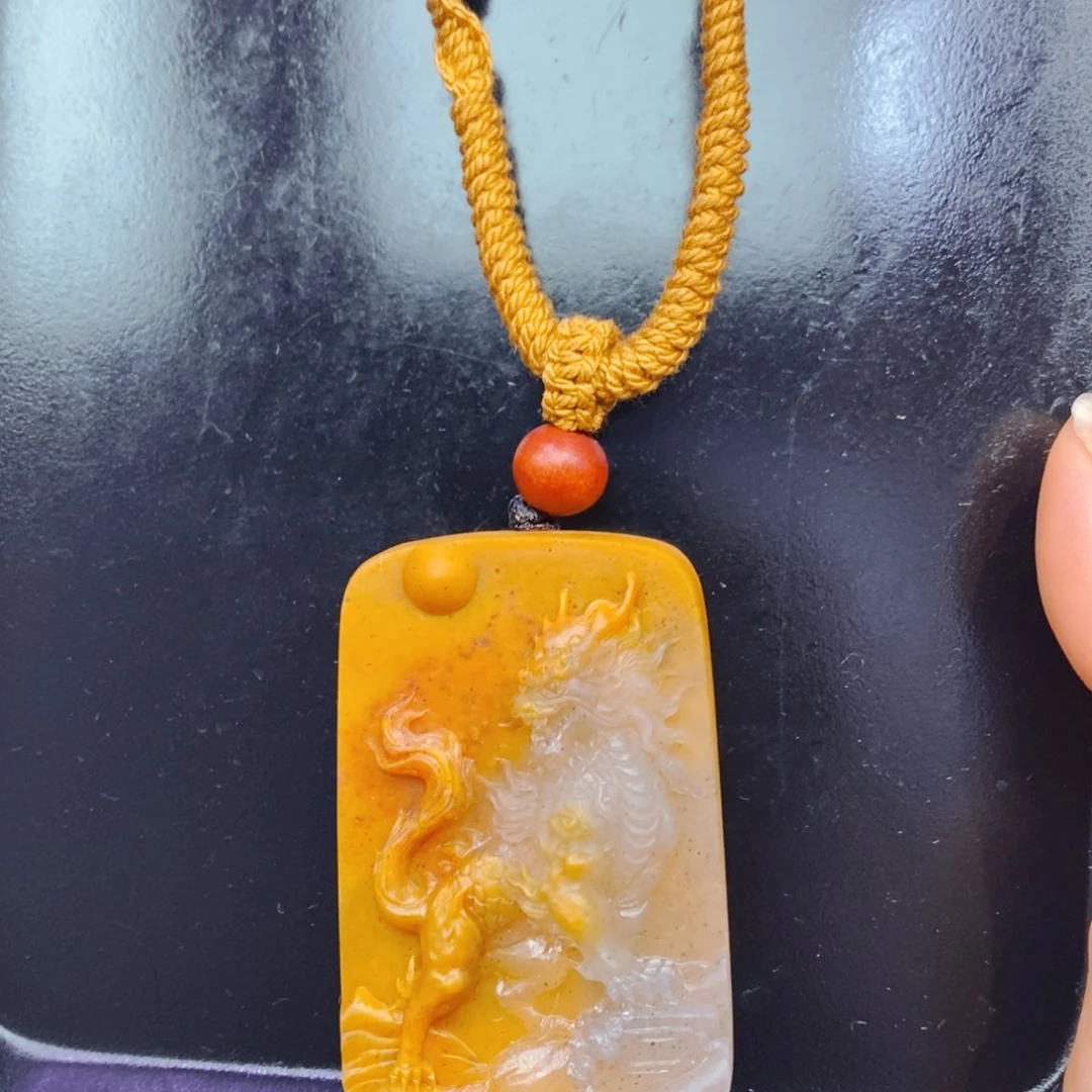 未镶嵌石英质玉（黄龙玉）颈饰