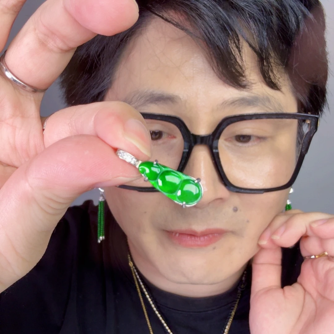 颈饰未镶嵌翡翠一件