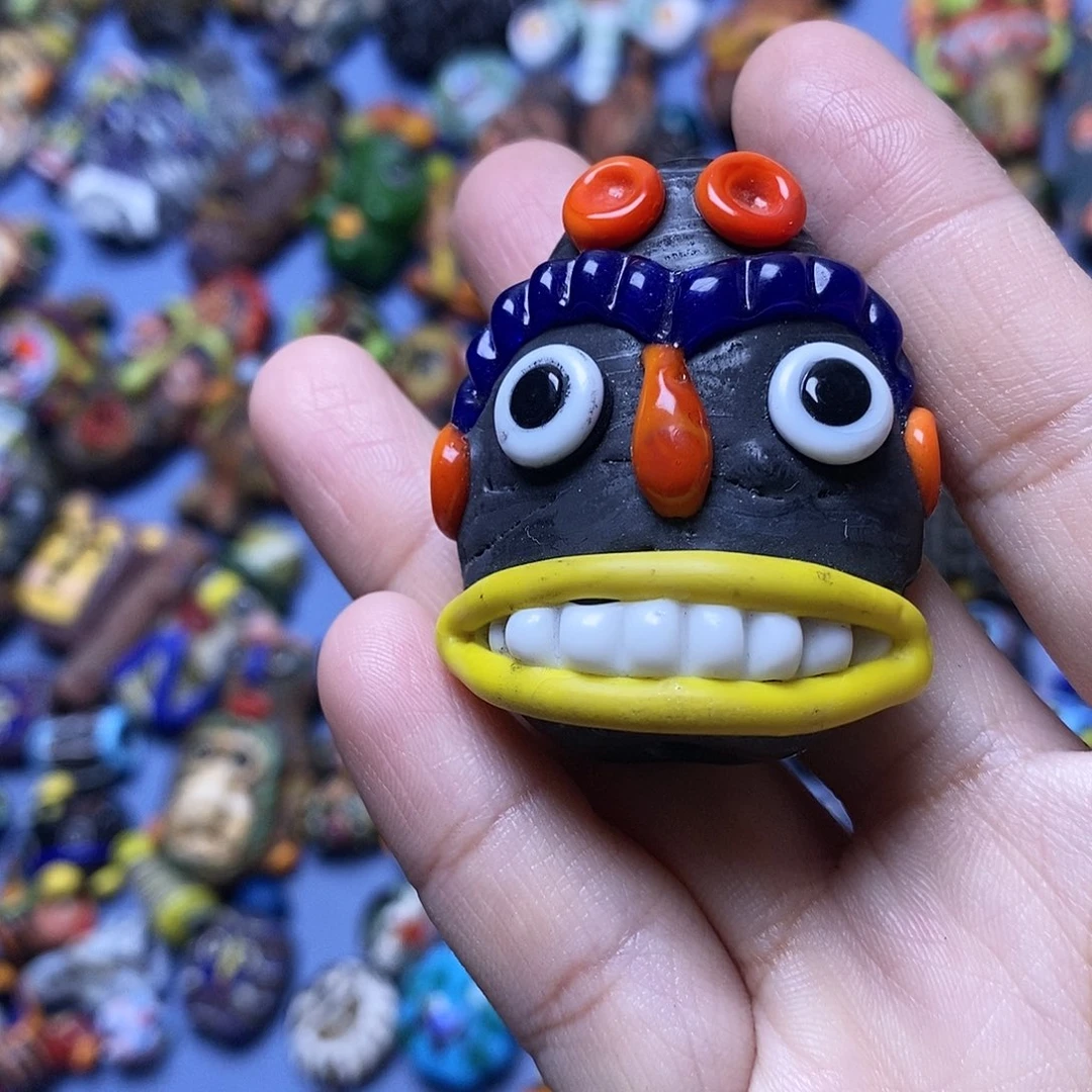 琉璃颈饰大牙一个