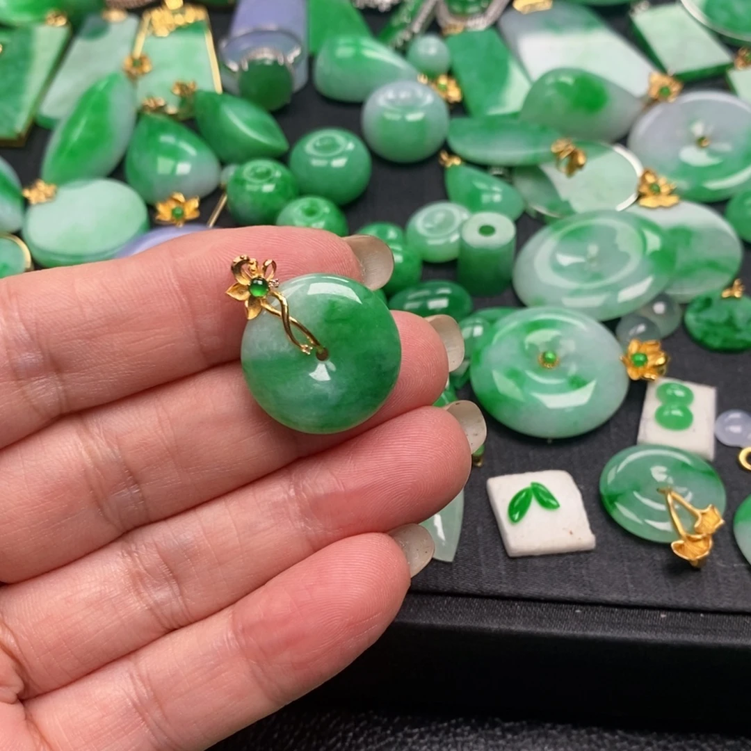 万***杜翡翠18K金镶嵌颈饰翡翠