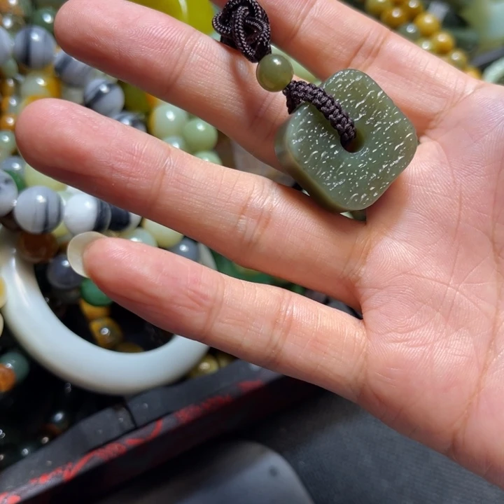 颈饰未镶嵌岫岩河磨玉（透闪石质玉）