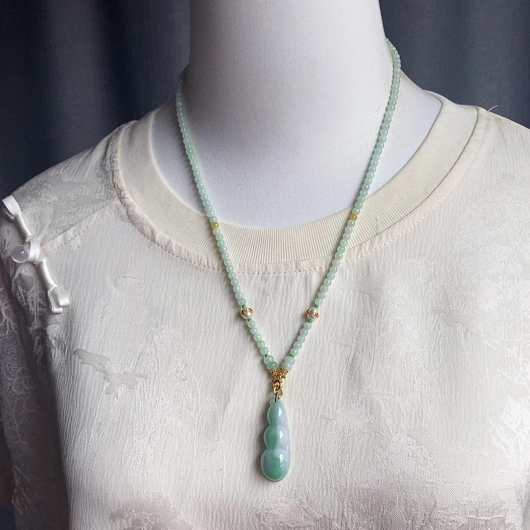 翡翠未镶嵌吊坠(赠链)