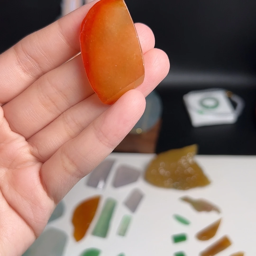 翡翠未镶嵌颈饰冰红翡