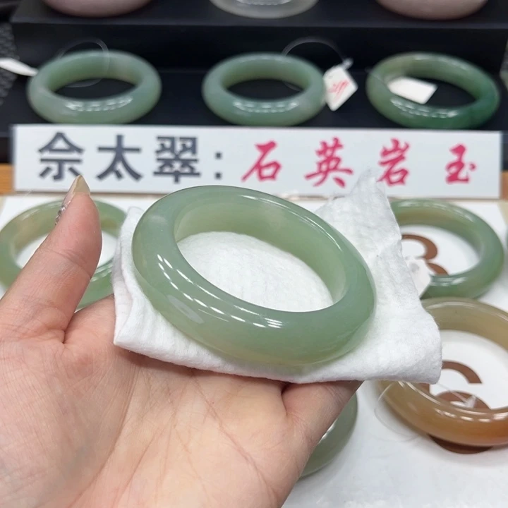 石英质玉手镯未镶嵌我****人