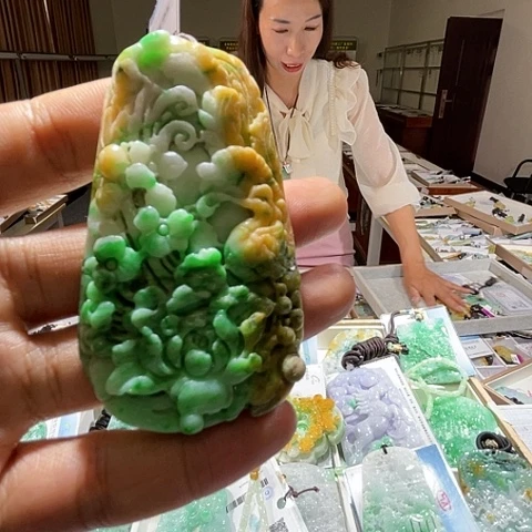 翡翠未镶嵌颈饰一个