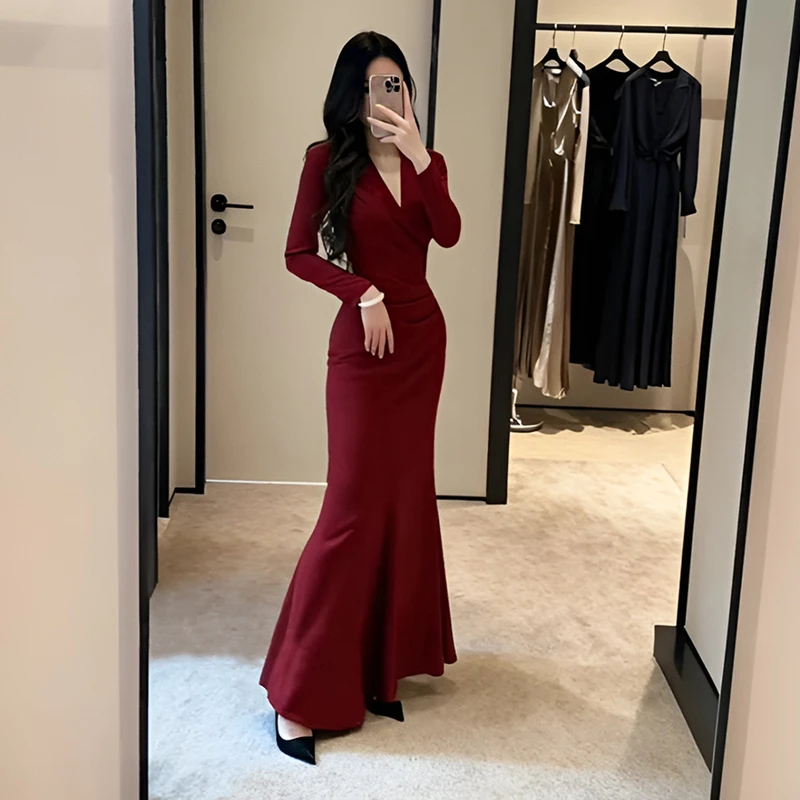 法式性感修身V领长袖连衣裙女2025新款秋季褶皱收腰显瘦包臀长裙