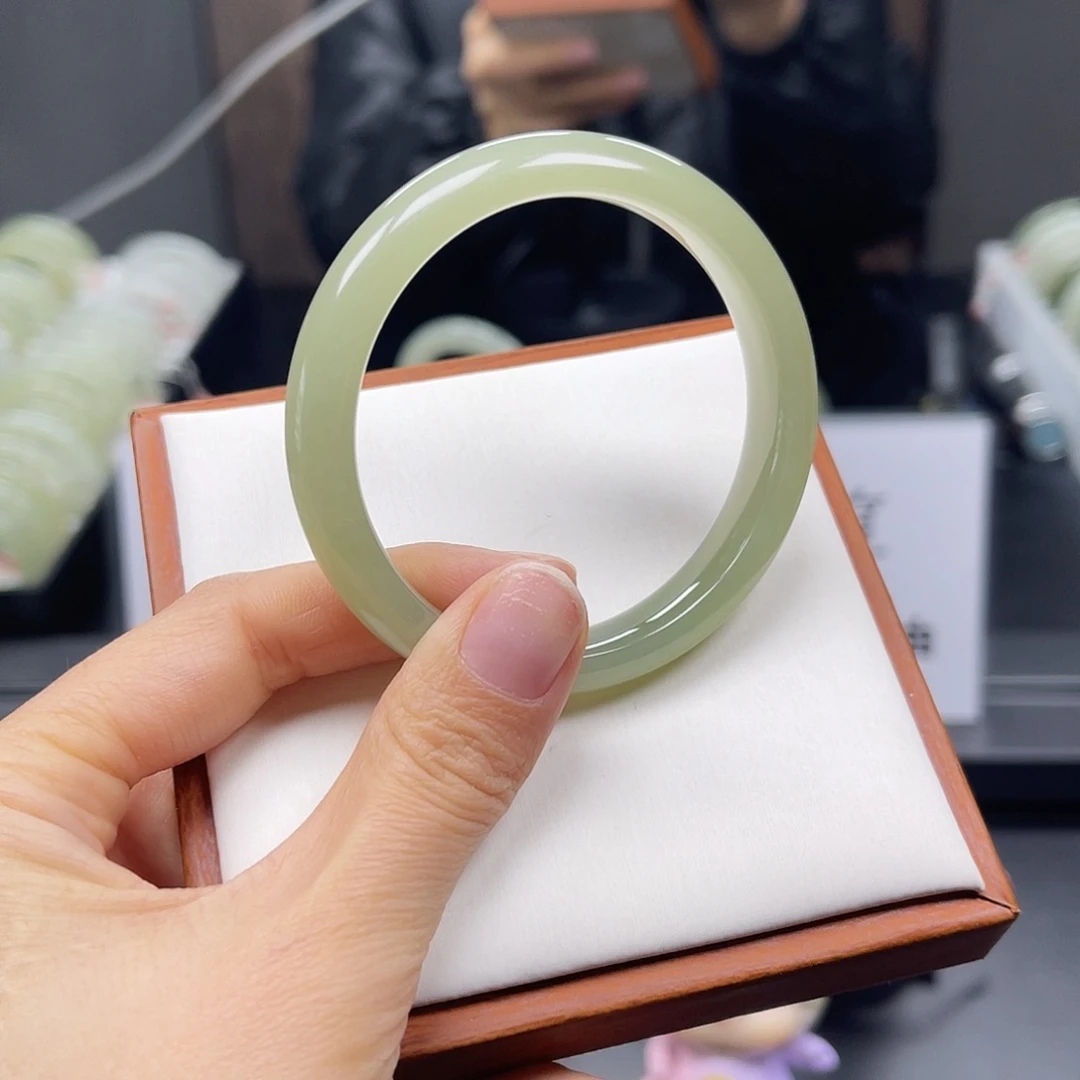 和田玉未镶嵌手镯