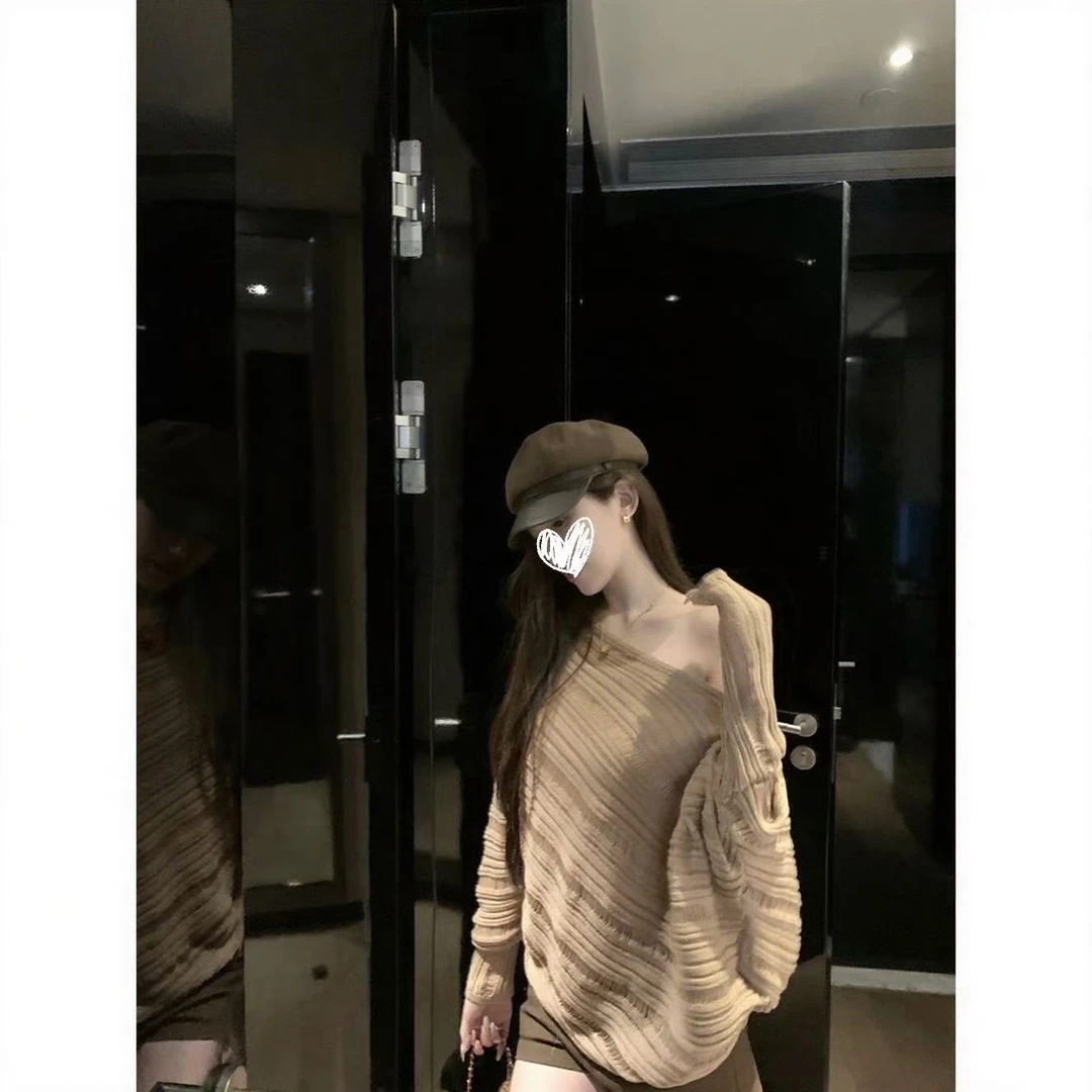 设计感不规则宽松长袖镂空露肩毛衣+气质百搭短裤两件套装D559