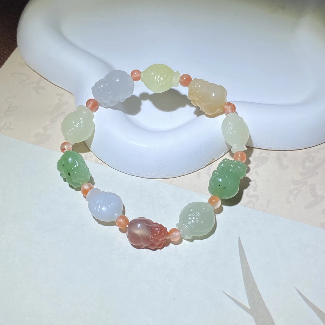 SC6044 和田玉多宝貔貅+小鱼糖果色手串约卡9mm