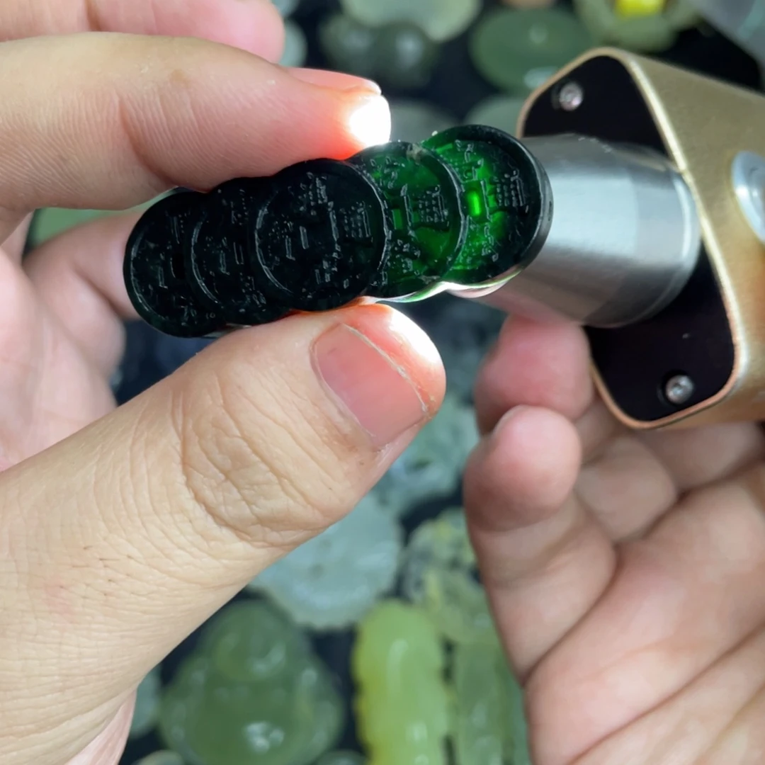 岫玉未镶嵌颈饰五帝钱