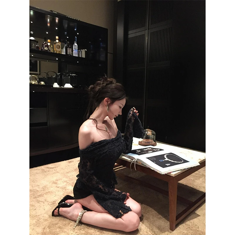 性感一字肩蕾丝长袖独特漂亮小衫纯欲风辣妹上衣高腰显瘦百搭短裤