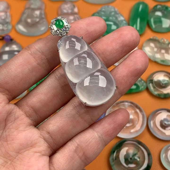 翡翠挂件未镶嵌…..