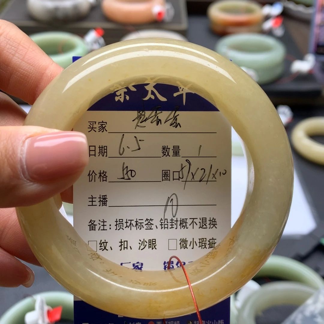 石英质玉手镯未镶嵌是***呀