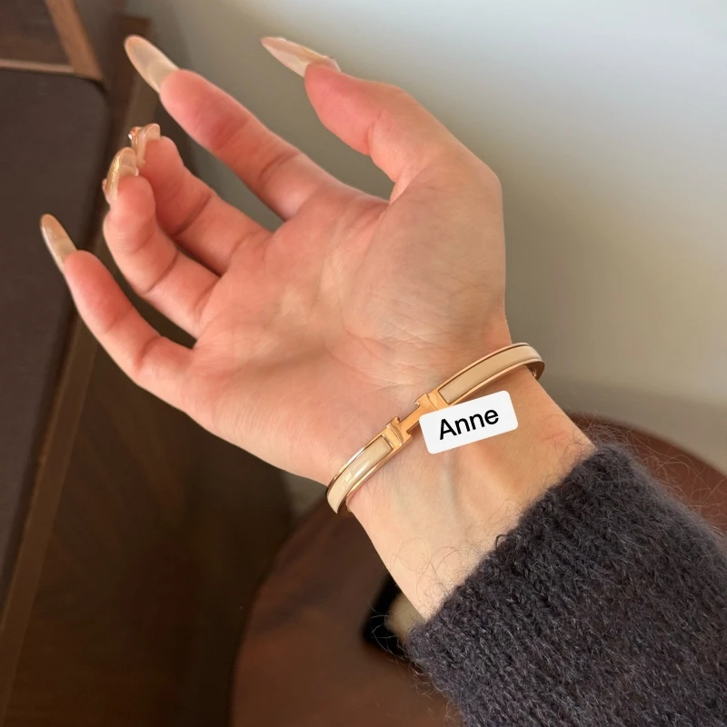 钛钢手镯 奶茶色轻奢时尚H字母经典手镯【S229】