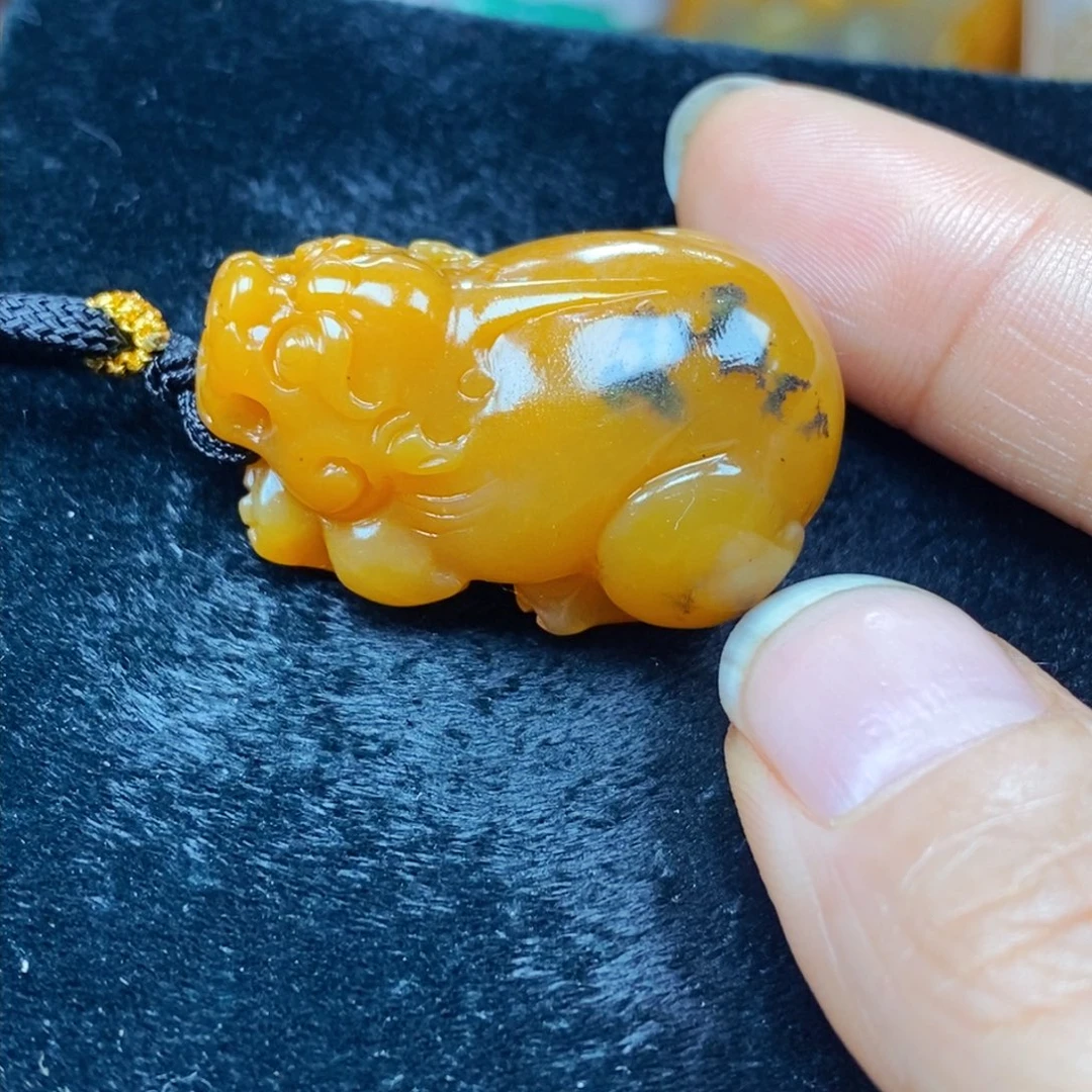 未镶嵌石英质玉（黄龙玉）颈饰