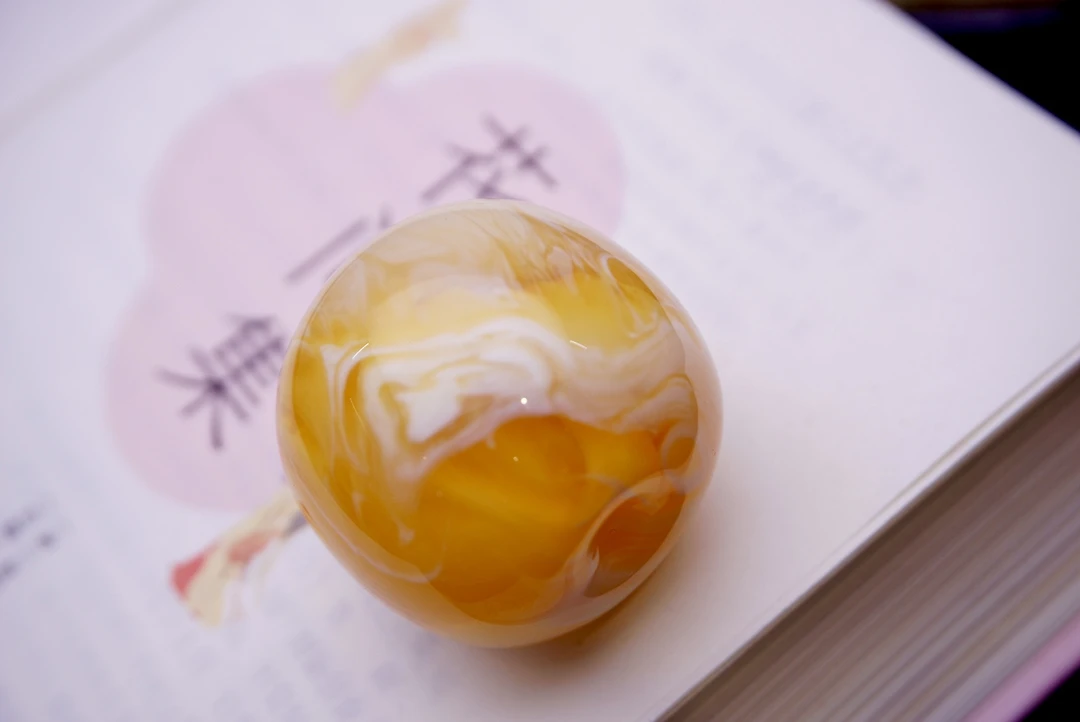 收藏级焦皮料金瓷白荧光天然蜜蜡鼓珠